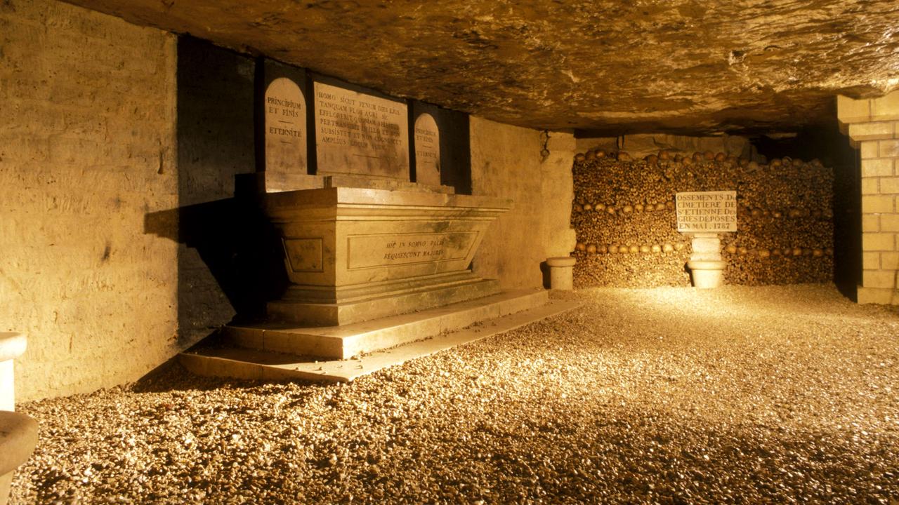 ★ Secret Paris Enigmatic places of history